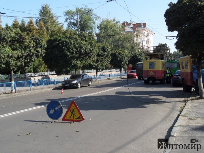 В центре Житомира оборвался троллейбусный кабель: пострадал человек и автомобиль. ФОТО