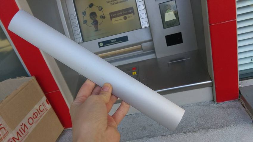 Люди і Суспільство: «Липкая» афера: мошенники придумали новый способ кражи денег из банкоматов