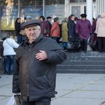 Выборы приближаются: в центре Житомира пенсионерам раздают крупы, шапки и мыло. ФОТО