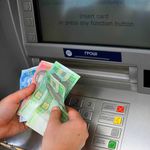 «Липкая» афера: мошенники придумали новый способ кражи денег из банкоматов