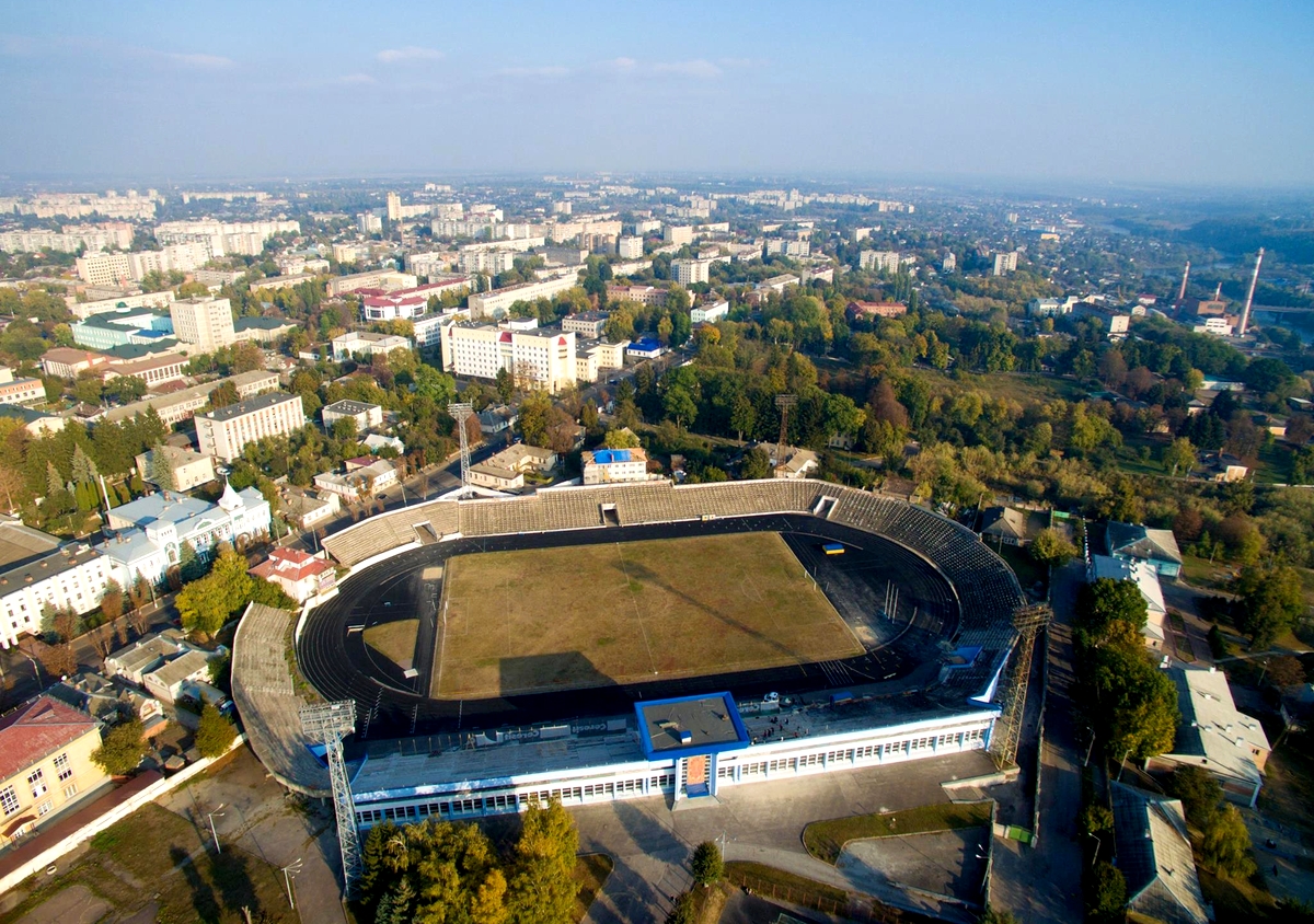 До зимы планируют отремонтировать западную трибуну центрального стадиона Житомира