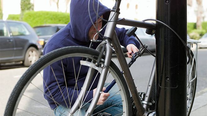 В Житомире бывший зэк пытался украсть велосипед, но был пойман прохожим. ВИДЕО