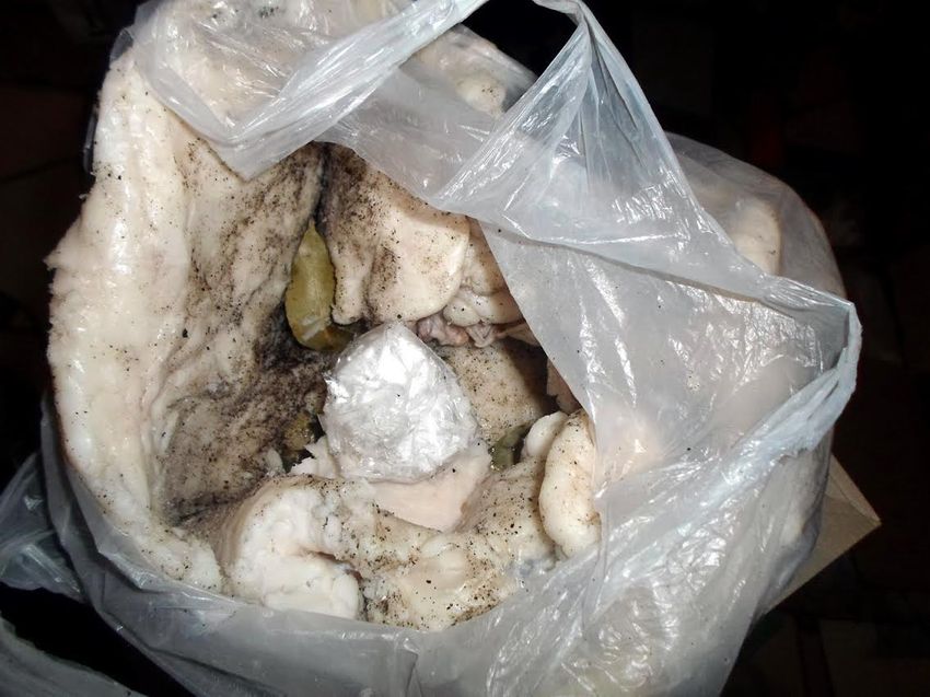 Кримінал: На Житомирщине зэкам передали ватрушку и кусок сала, начиненные наркотиками