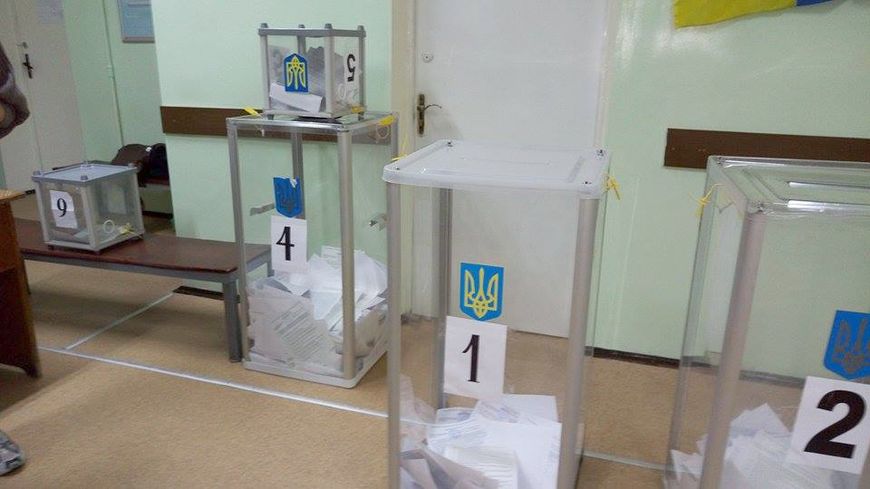 Надзвичайні події: На избирательном участке в Житомире девушка вбросила пачку бюллетеней. ВИДЕО