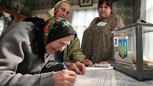 Надзвичайні події: В селе под Житомиром член избиркома заставляла голосовать за действующего сельголову