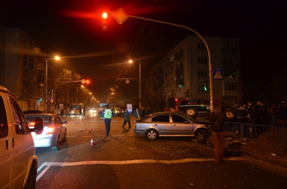 Надзвичайні події: Страшное ДТП в Житомире: милицейскую Ниву перевернуло на тротуаре - есть жертвы. ФОТО