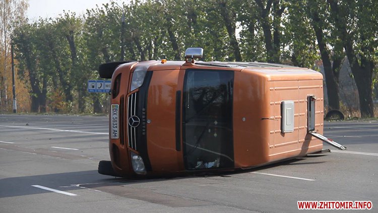 Надзвичайні події: Микроавтобус Киев-Хмельницкий перевернулся на въезде в Житомир. ФОТО