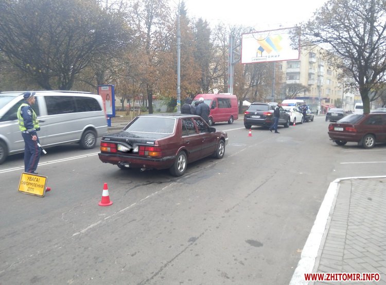 Надзвичайні події: Утреннее ДТП в центре Житомира: водитель Volkswagen неудачно обогнал Mazda. ФОТО