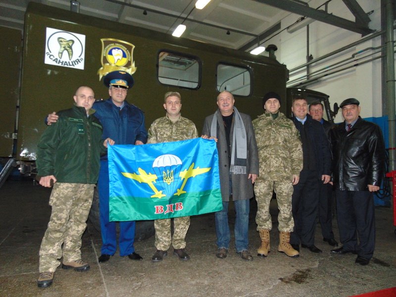 Війна в Україні: Житомирским десантникам из 95-й бригады подарили передвижной стоматкабинет. ФОТО