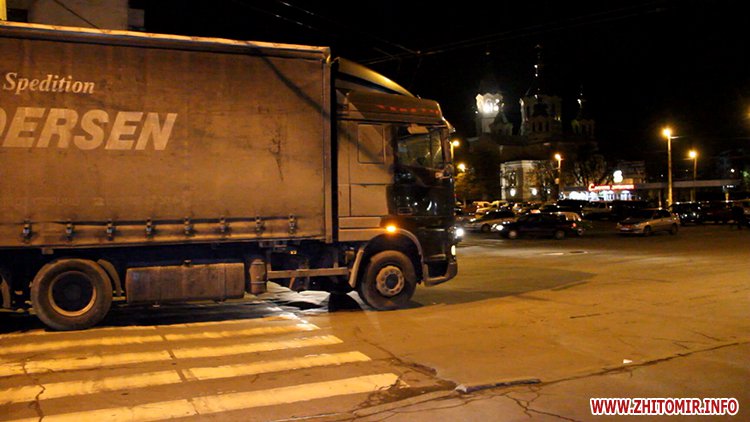 Надзвичайні події: В центре Житомира грузовик на пешеходном переходе едва не задавил двоих человек. ФОТО