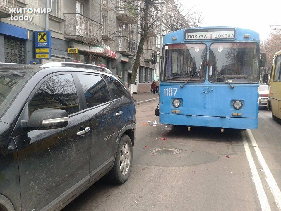 Надзвичайні події: В центре Житомира троллейбус с пассажирами протаранил внедорожник. ФОТО