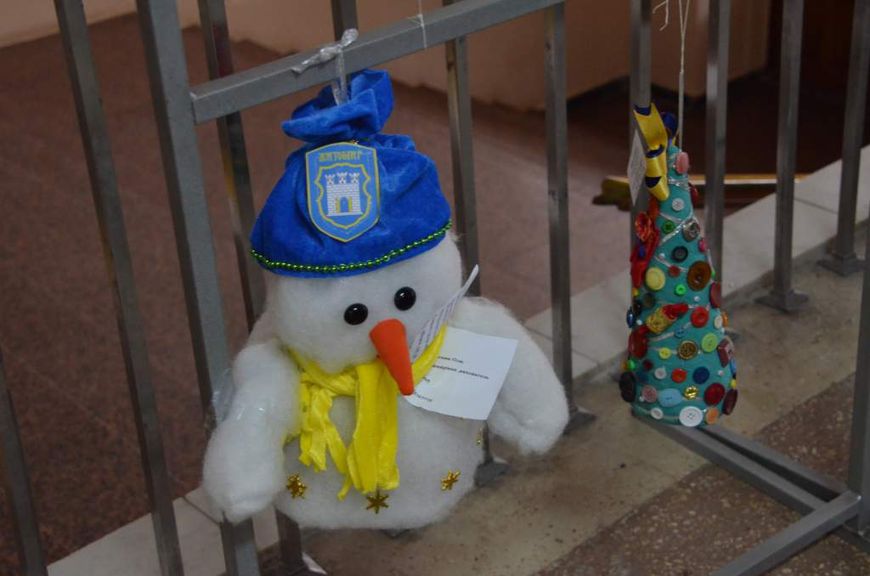 Люди і Суспільство: Сегодня на Михайловской откроют новогоднюю елку, украшенную экологичными игрушками