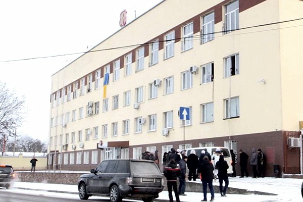 Работники кондитерской фабрики боятся «титушек» и готовы перекрывать дороги в Житомире. ФОТО