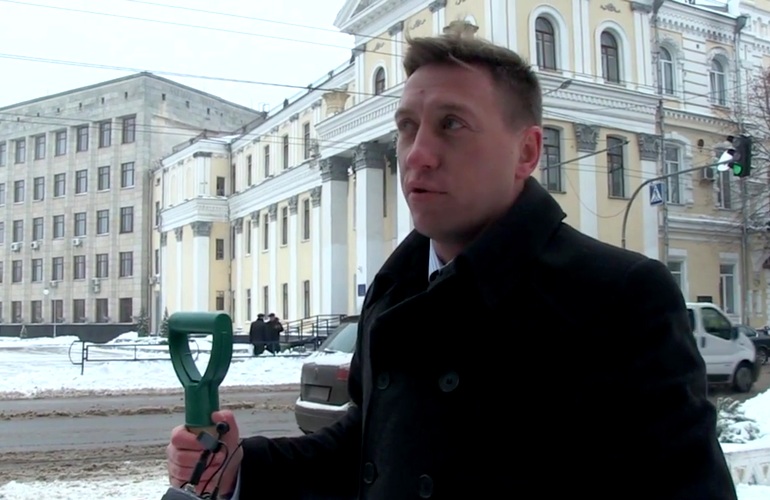 «Это не показуха!» Депутат Моисеев объяснил, зачем он вместе с коммунальщиками чистил улицу от снега