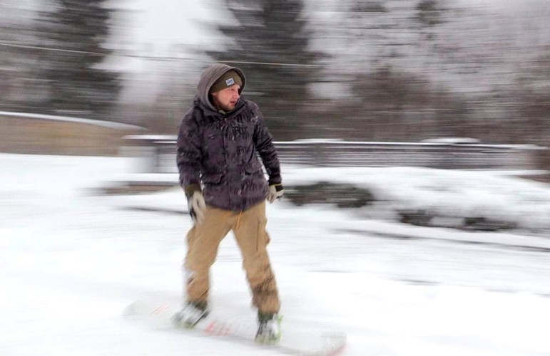 Зима пришла в Житомир: горожане в парке Гагарина катаются на лыжах и сноуборде. ФОТО