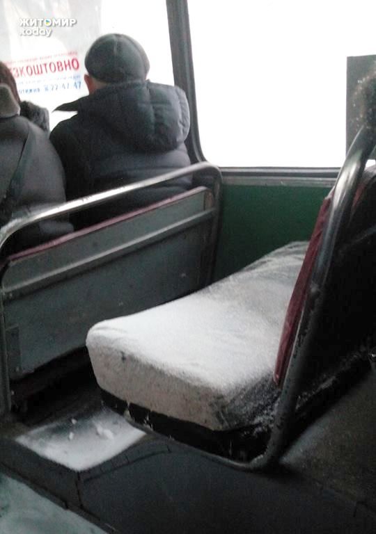Житомирянину «посчастливилось» во время снегопада проехаться на дырявом троллейбусе. ФОТО