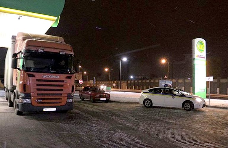 Поліцейські зупинили вантажівку з продукцією Житомирської кондитерської фабрики на півмільйона гривень та вилучили документи