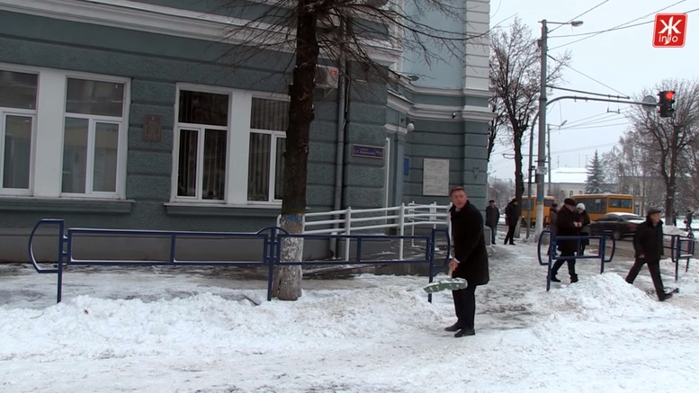 «Это не показуха!» Депутат Моисеев объяснил, зачем он вместе с коммунальщиками чистил улицу от снега