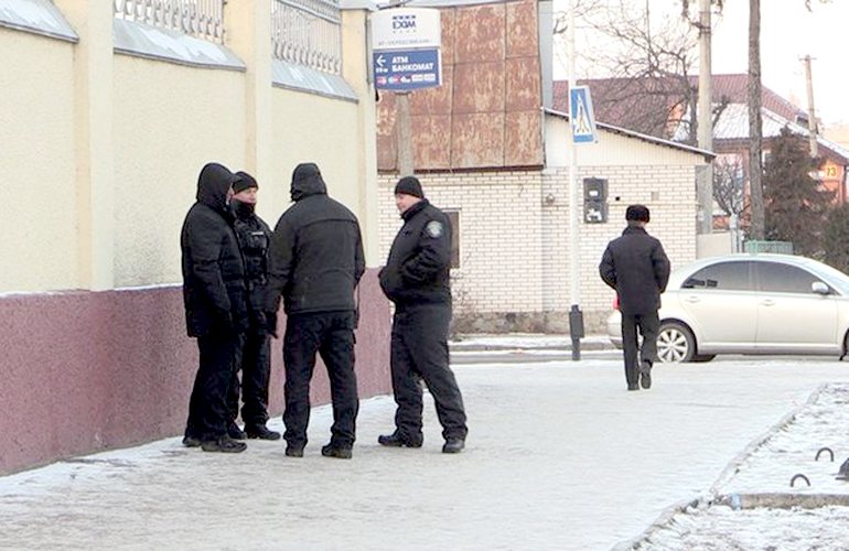 В Житомир приехали столичные полицейские охранять общественный порядок у кондитерской фабрики