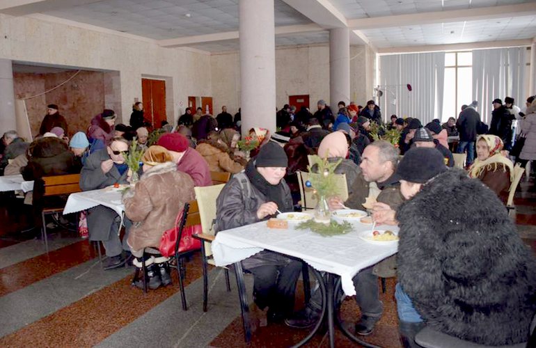 В кинотеатре «Жовтень» устроили праздничный обед для бездомных, а пришли пенсионеры. ФОТО