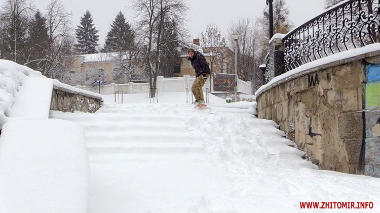 Зима пришла в Житомир: горожане в парке Гагарина катаются на лыжах и сноуборде. ФОТО