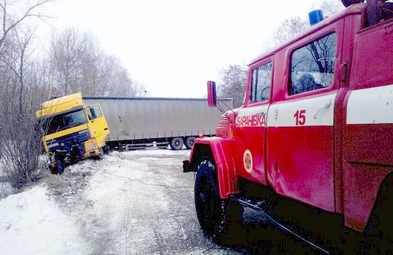 В Житомирской области спасатели вытянули из снежных заносов фуру и скорую помощь