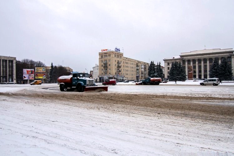 Житомир завалило снегом: дороги не успевают чистить. Фоторепортаж