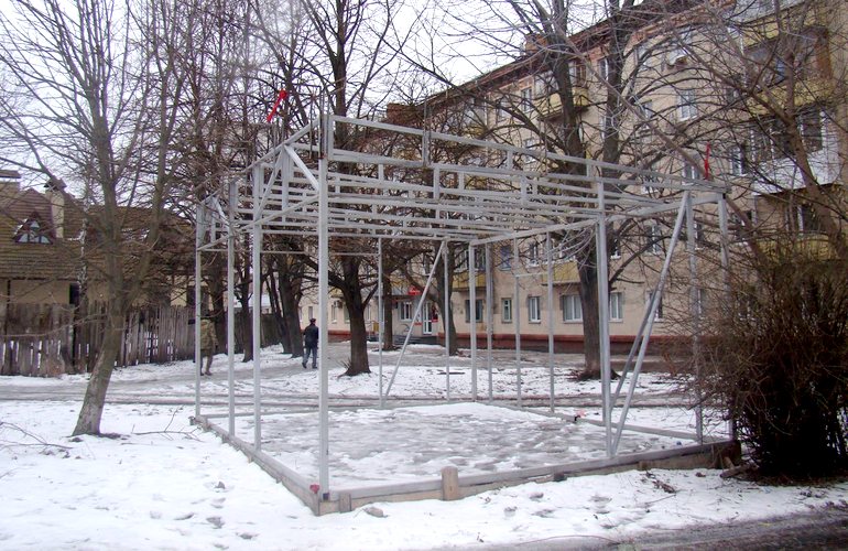 В Житомире демонтируют скандальный МАФ возле кинотеатра «Украина»