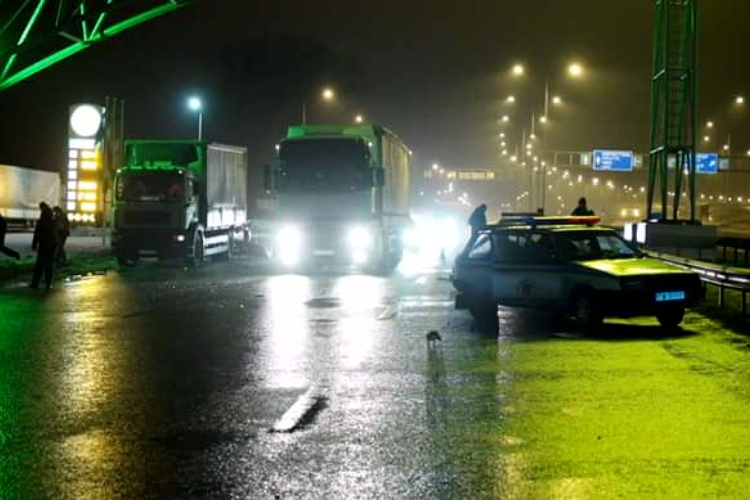 На трассе Киев-Чоп водитель Volvo насмерть сбил женщину-пешехода