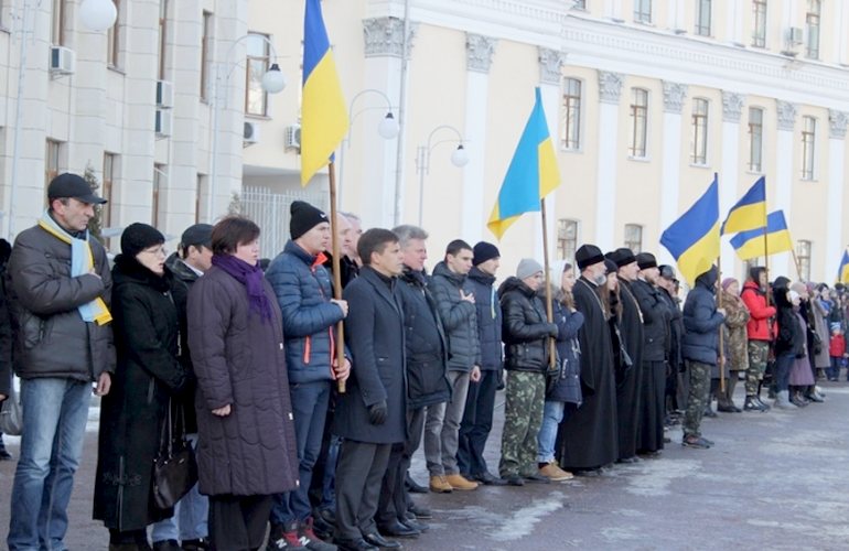 Несколько сотен житомирян объединились в «живую цепь» в знак единства Украины. ФОТО