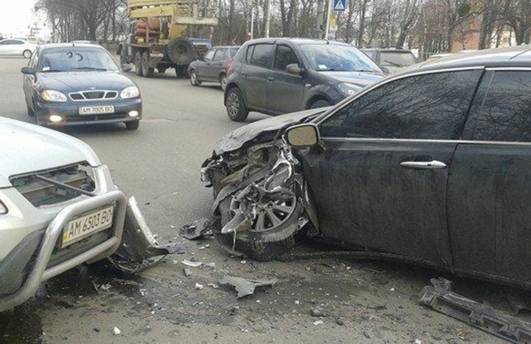 На Котовского в Житомире столкнулись два автомобиля, есть пострадавшие. ФОТО