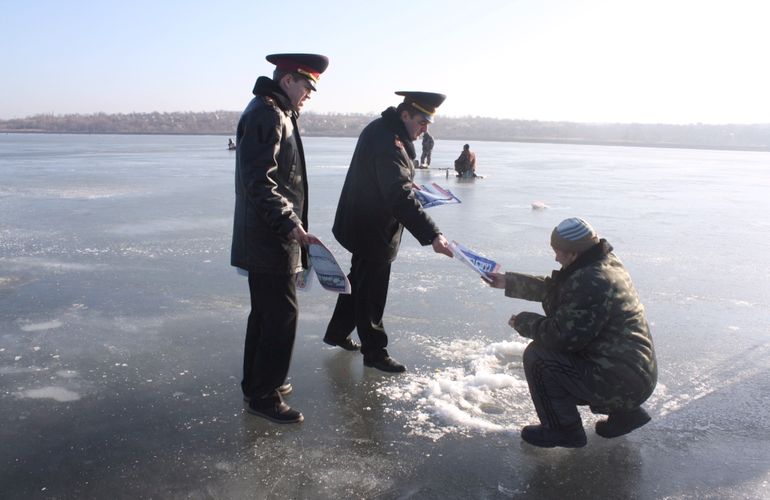 Спасатели просят житомирян не выходить на тонкий лед