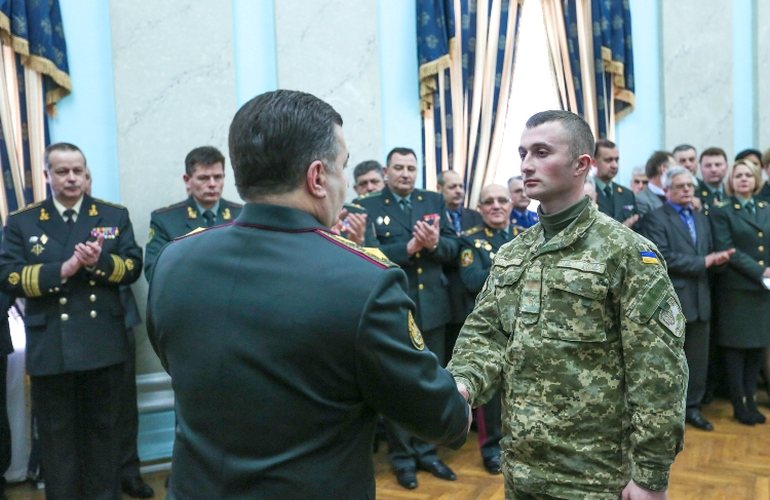 Курсанты Житомирского военного института получили награды от Министра обороны Украины