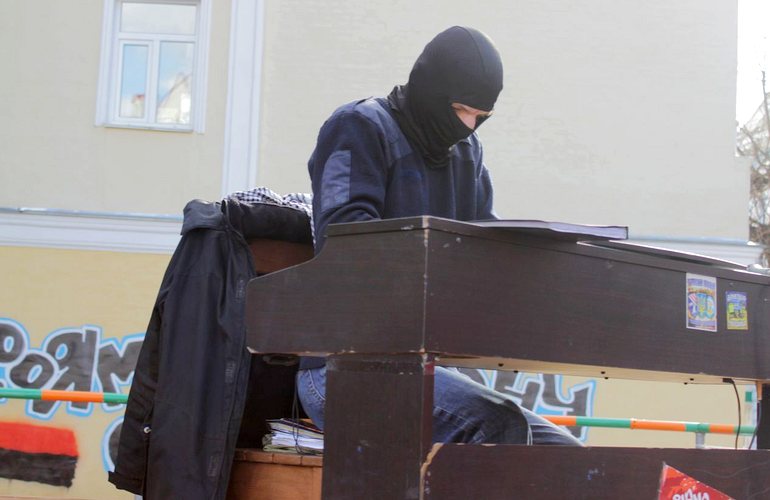 Piano Extremist сыграл на рояле в центре Житомира. ВИДЕО