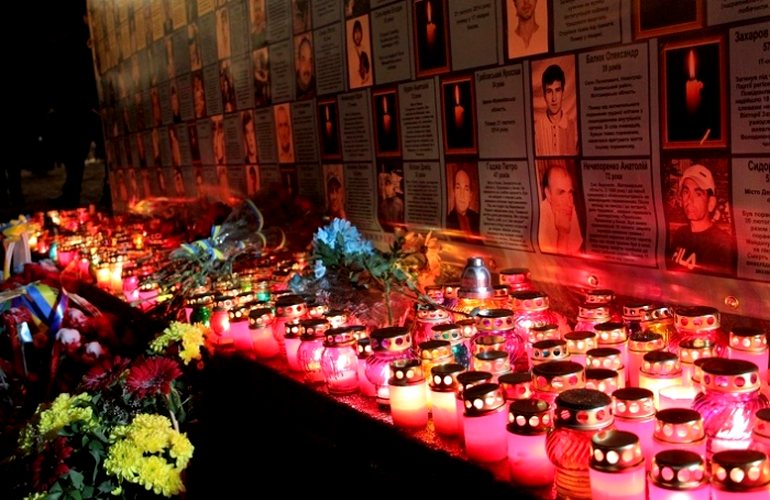Житомиряне зажгли сотни свечей в память о Героях Небесной Сотни. ФОТО
