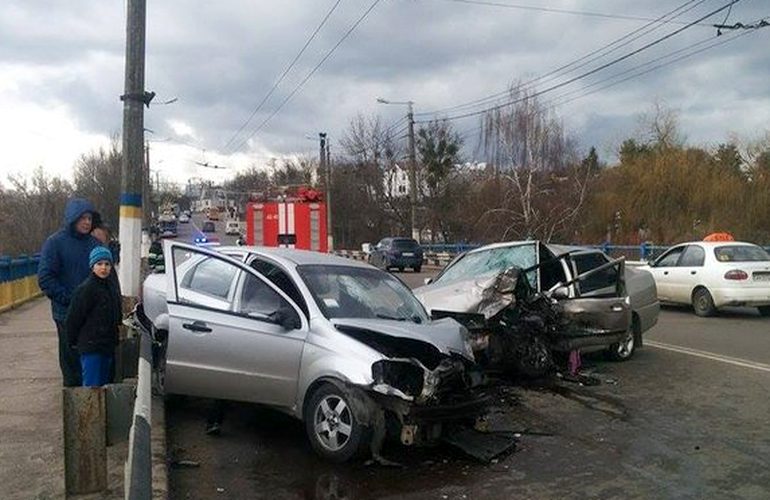 Трое человек пострадали в ДТП на Чудновском мосту в Житомире. ФОТО