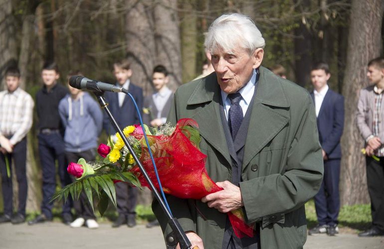 ​В Житомире почтили память жертв нацистских концлагерей, возложив цветы к памятному знаку. ФОТО