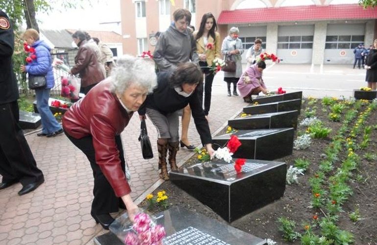 В Житомире почтили память героев-пожарных, которые ликвидировали аварию на ЧАЭС. ФОТО