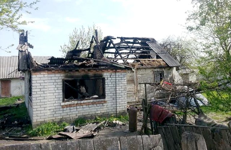 В Житомирском районе из горящего дома спасли четверых детей