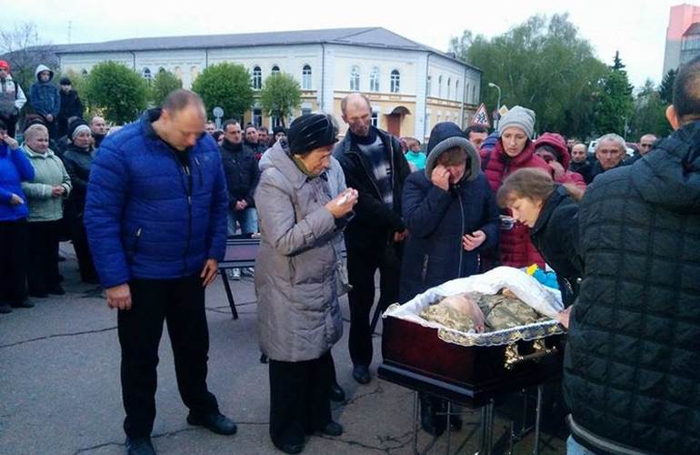 В Житомире люди на коленях встречали тело погибшего бойца. ФОТО
