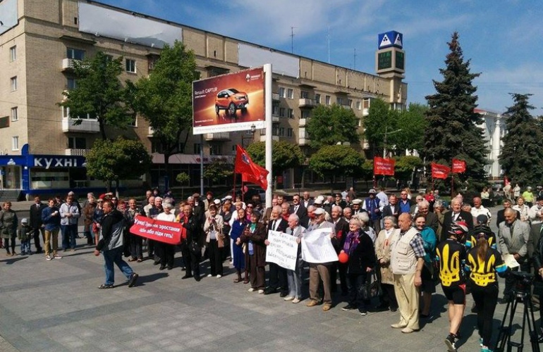 1 мая в Житомир приехал Симоненко: коммунисты митингуют на площади с красными флагами. ФОТО