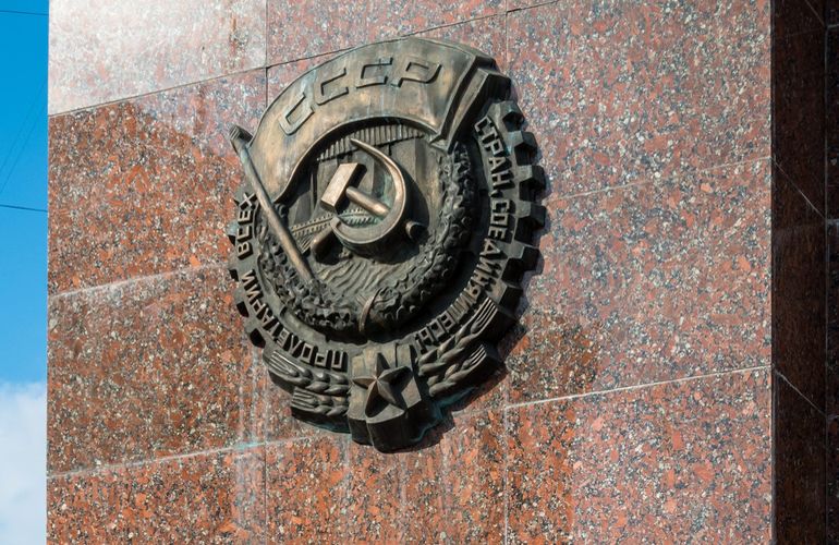 Демонтаж памятных досок времен СССР обойдется бюджету Житомира в 75 тыс. гривен