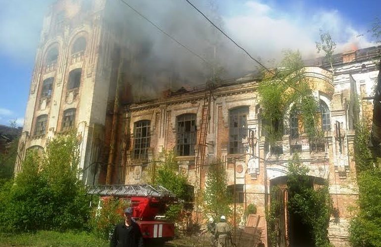 Пожарные тушат заброшенный сахарный завод в Бердичеве
