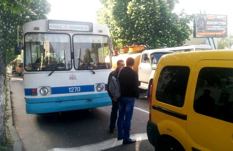 Троллейбус вызвал затор на оживленном перекрестке в Житомире. ФОТО