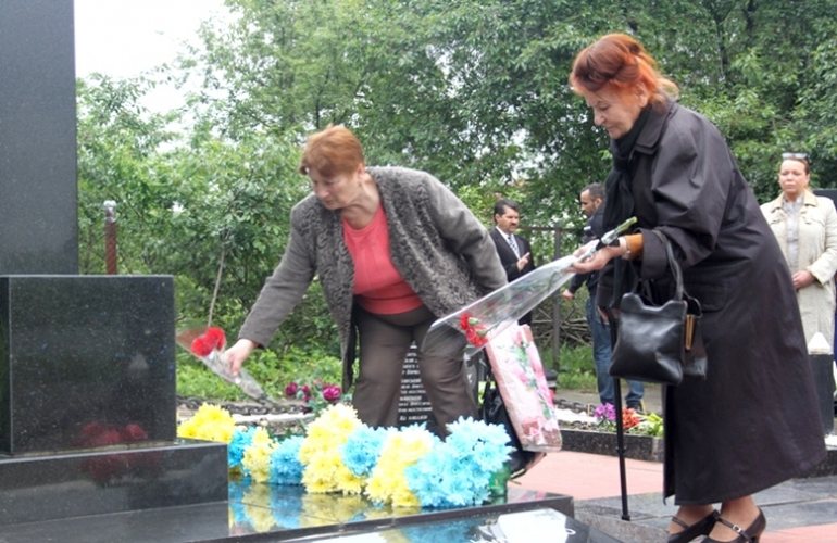 Неравнодушные житомиряне возложили цветы к памятнику жертвам политрепрессий. ФОТО
