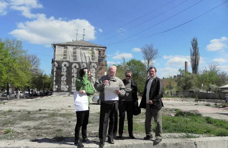 Житомиряне без помощи властей решили превратить пустырь в Сквер Героев Украины