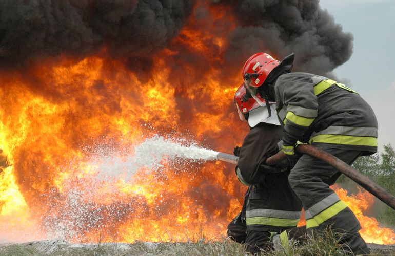 ​Масштабный пожар на Житомирщине: 35 человек тушат возгорание цистерн с бензином