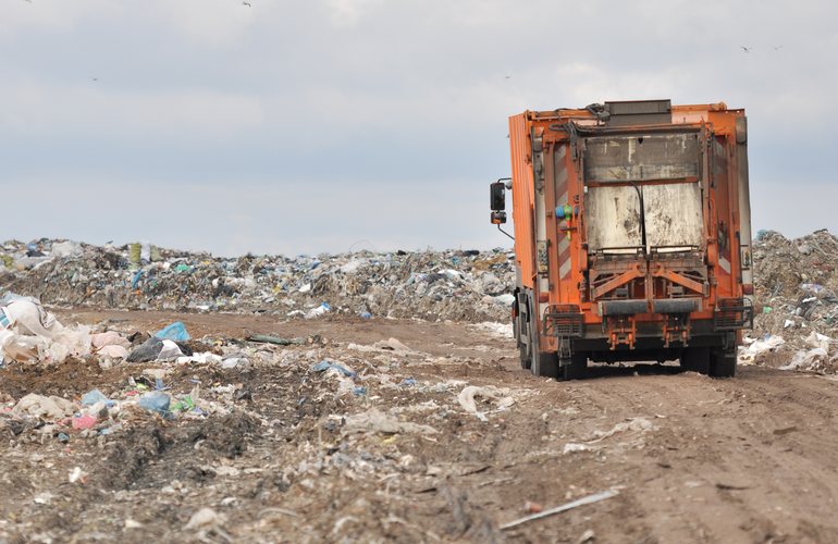 В Житомире активисты не пропускали грузовики, которые везли мусор со Львова. ВИДЕО