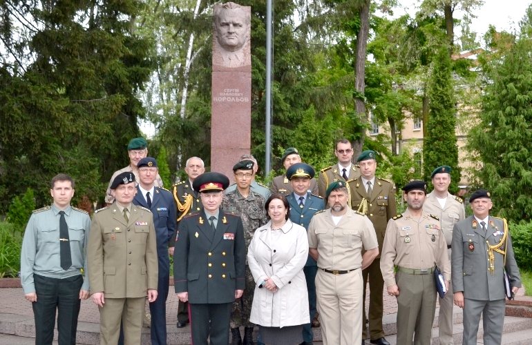 Делегация военных атташе с Киева посетила житомирский институт. ФОТО