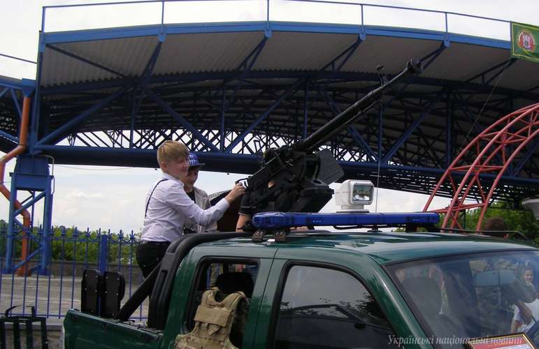 Житомирские пограничники показали жителям города новую технику и экипировку. ФОТО